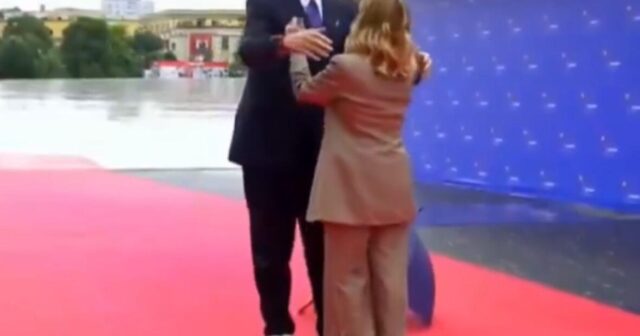Tiran’daki zirveye damga vuran görüntü: Edi Rama, Meloni’nin karşısında diz çöktü