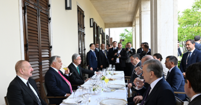Budapeşte’de TDT devlet ve hükümet Başkanlarının şerefine resmi öğle yemeği verildi
