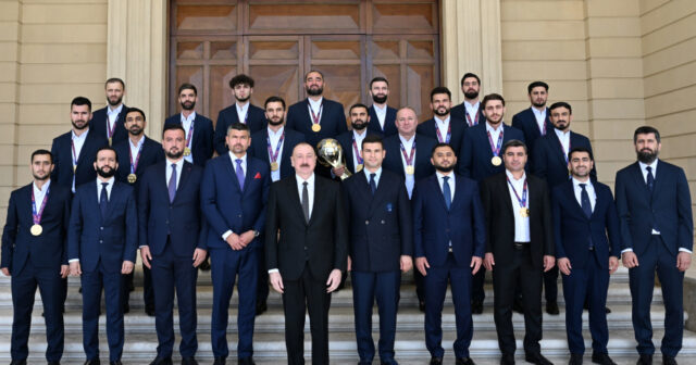 İlham Aliyev mini futbol dünya şampiyonu olan Azerbaycan milli takımını kabul etti