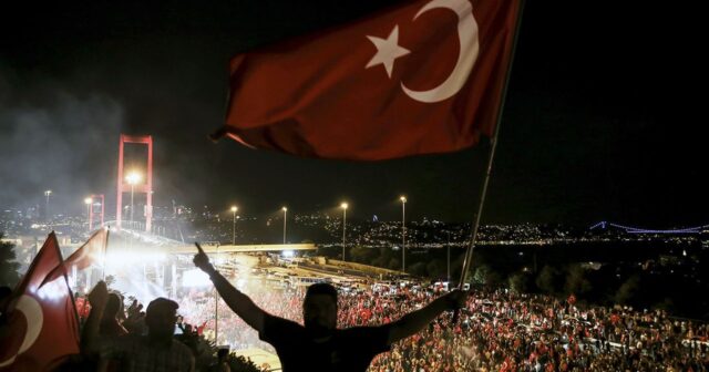 15 Temmuz hain darbe girişiminin üzerinden 9 yıl geçti… Türkiye bu görüntüyü unutmayacak!