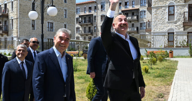 İlham Aliyev ve Gurbangulu Berdimuhammedov Şuşa’daki ilk konut kompleksini ziyaret ettiler