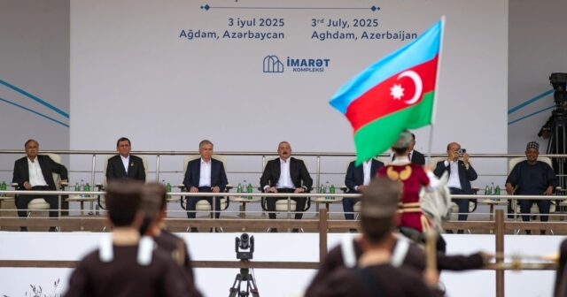 Azerbaycan’a ziyarete gelen devlet başkanları Ağdam’da Karabağ atlarının Zafer gösterisini izlediler