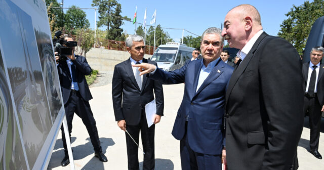İlham Aliyev ve Gurbangulu Berdimuhammedov Yeni Şuşa camisindeki inşaat çalışmalarını incelediler
