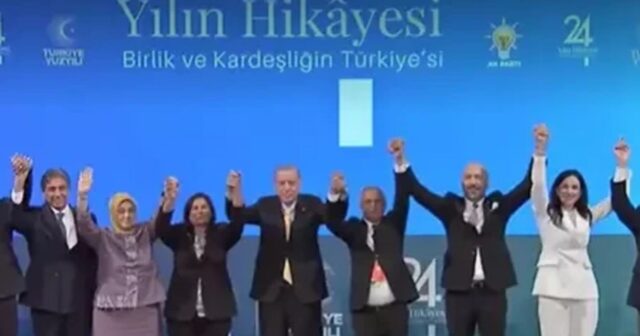 Türkiye Cumhurbaşkanı Erdoğan’dan 9 Belediye Başkanına AK Parti rozeti