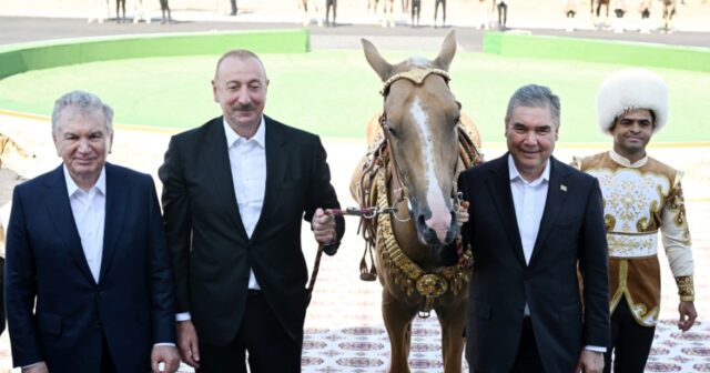Azerbaycan Cumhurbaşkanı İlham Aliyev’e Ahal Teke atı hediye edildi