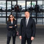İlham Aliyev ve Mihriban Aliyeva Gence şehir stadyumundaki inşaat çalışmalarını inceledi