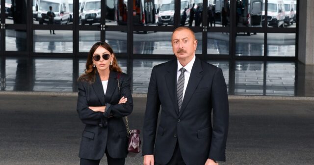 İlham Aliyev ve Mihriban Aliyeva Gence şehir stadyumundaki inşaat çalışmalarını inceledi