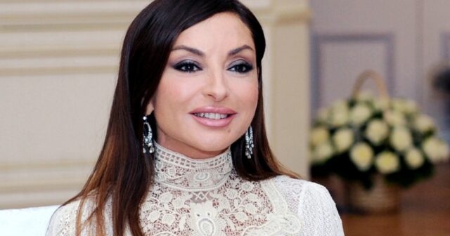 Mihriban Aliyeva aile üyelerinin çevresinde