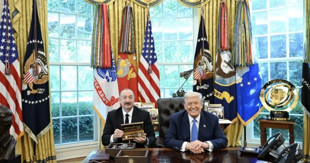 Donald Trump Beyaz Saray’ın sembolik anahtarını İlham Aliyev’e takdim etti